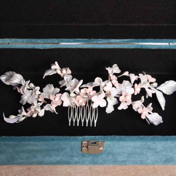 tocado de novia de flores y hojas de porcelana de color blanco y rosa