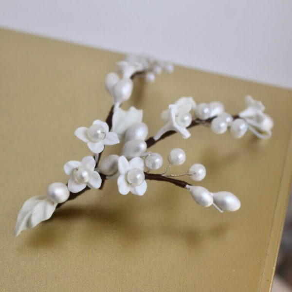 Tocado para coleta de novia en flores y perlas