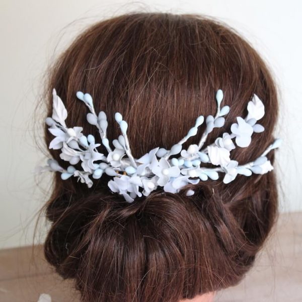 tocado de novia de flores de porcelana en tonos azul, gris y blanco