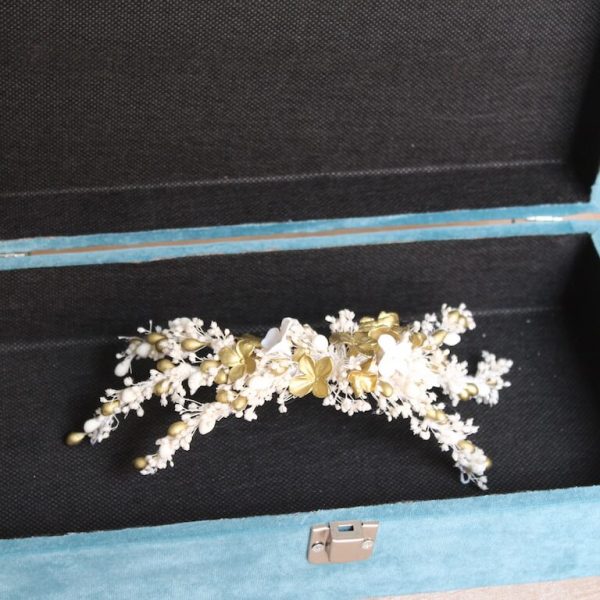 tocado de novia de porcelana y flor preservada en blanco y dorado