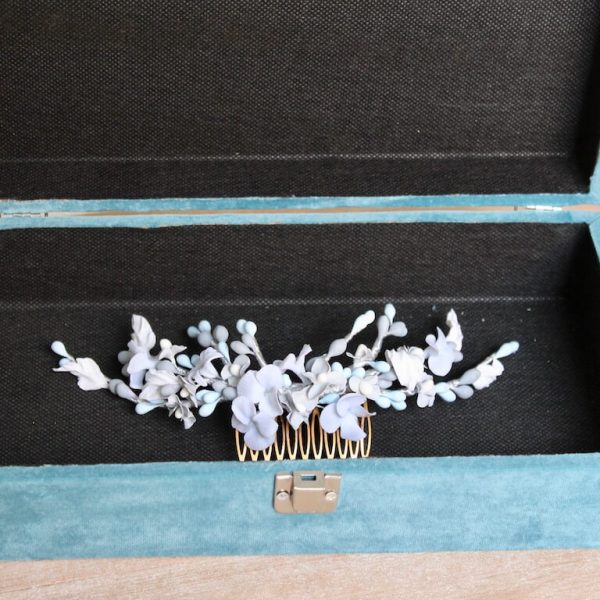 tocado de novia de flores de porcelana en tonos azul, gris y blanco