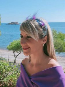 diadema de plumas azul