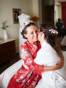 tocado de flor preservada de novia y de porcelana de invitada