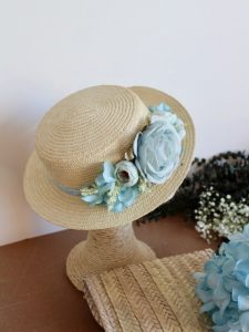 Canotier con flores celeste