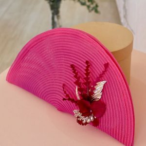 Bolso fucsia con plumas y pedrería