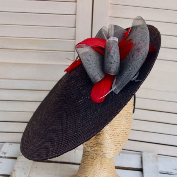 Pamela negra con decoración con lazada y plumas rojas