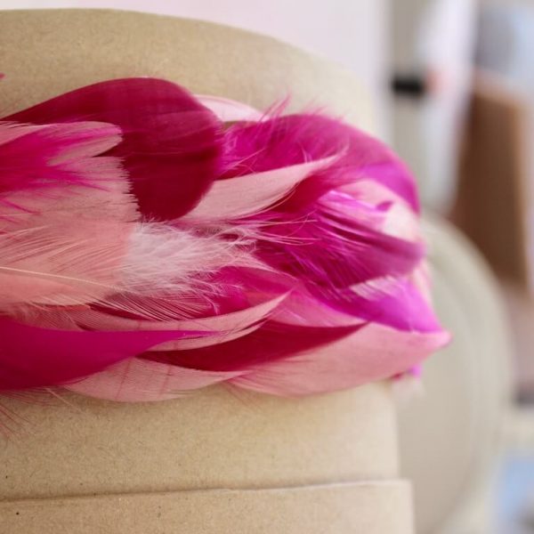 diadema plana de plumas en fucsia y rosa