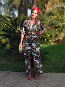 Diadema de plumas rojas