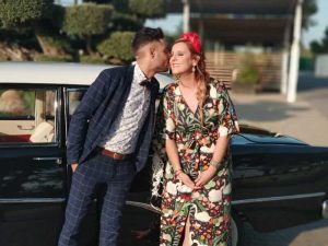 diadema de plumas rojas