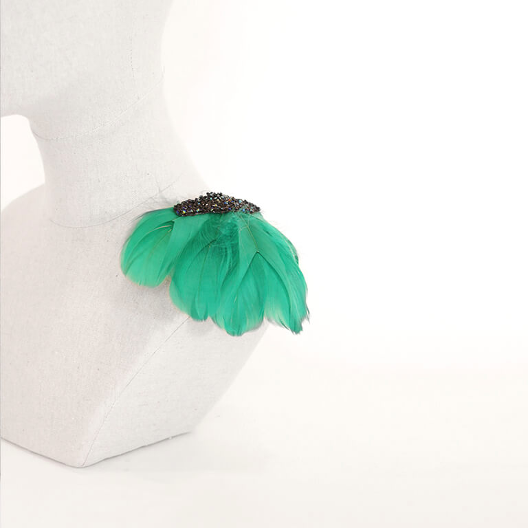 Violeta Cuervo nieve Hombrera de plumas verdes - Complementos y tocados personalizados
