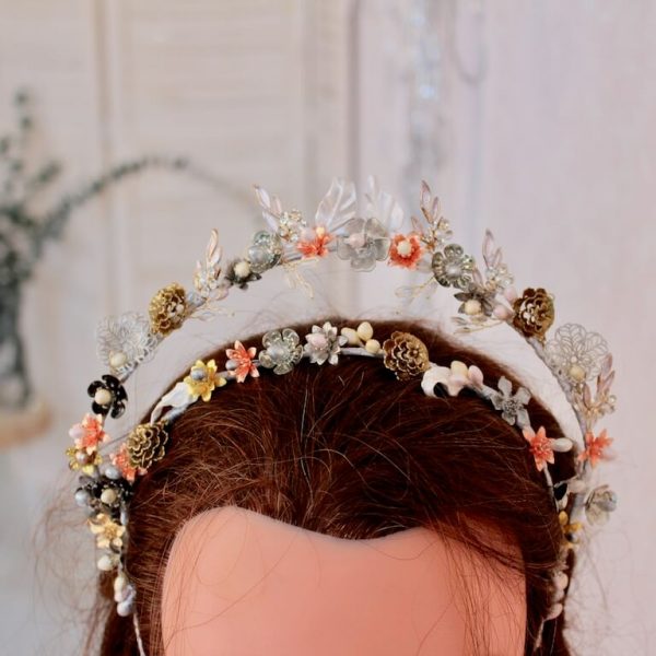 diadema tiara de novia de flores de porcelana, latón y pedrería