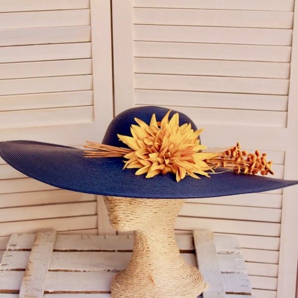 Pamela azul con flores preservadas y de tela color amarillo mostaza