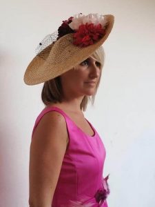 pamela de paja decorada para invitada