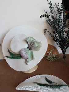 pamela crema con lazada de sinamay seda en verde con plumas