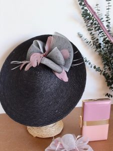 Pamela negra con lazada y plumas rosa