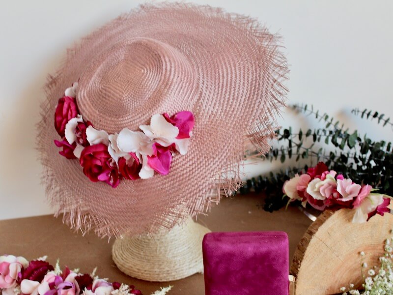 Pamela de paja rosa con flores fucsia y rosa