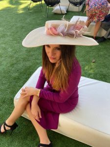 Pamela de plumas de invitada