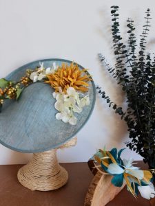 pamela turquesa con flores blancas y mostaza