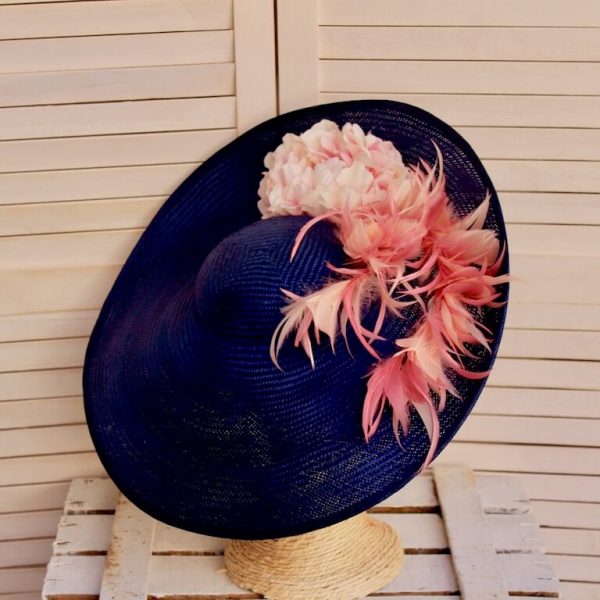 pamela azul con flor y plumas rosa