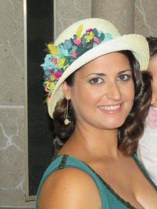 sombrero de invitada con flores preservadas