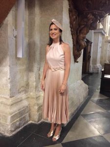 Tocado para invitada color crema