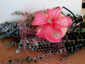 tocado color coral para invitada