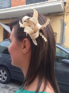 tocado de invitada color crema