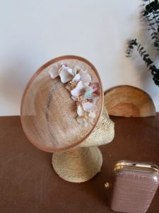 tocado color arena y flores pastel
