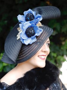 Tocado negro y azul de invitada