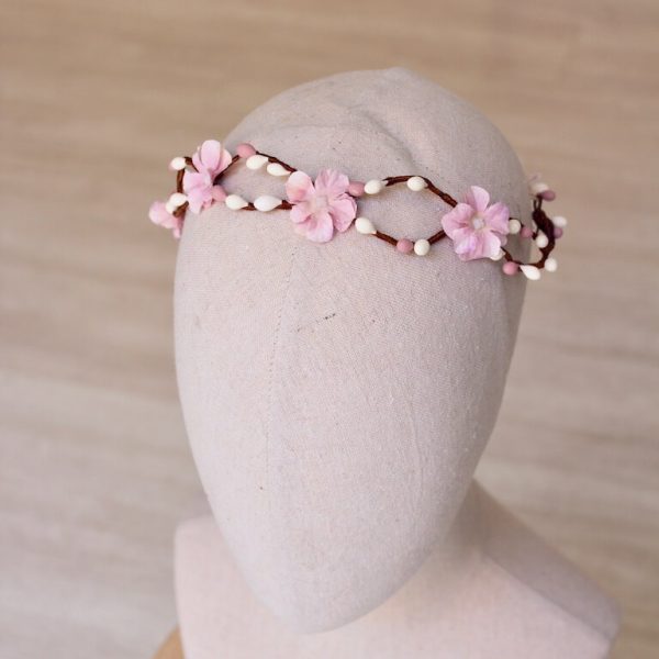 corona trenzada de pistilos y flores blancas y rosa para niña