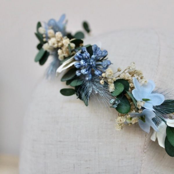 corona de flores azules