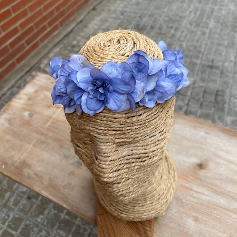 Corona de pétalos azules