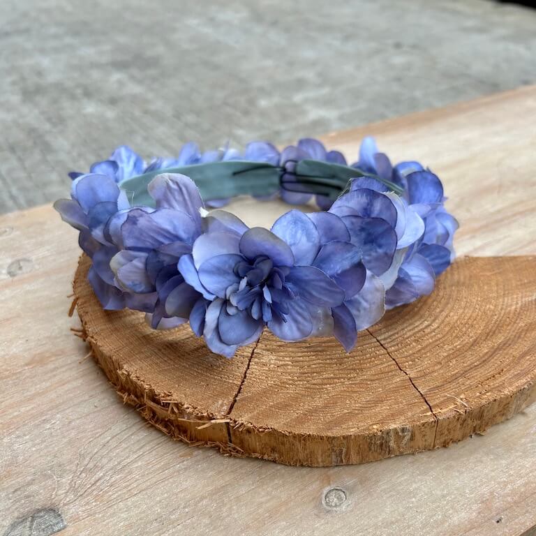Corona de pétalos azules
