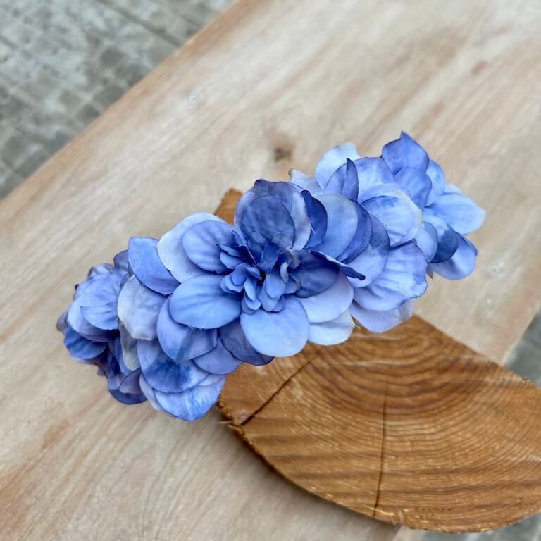 Corona de pétalos azules