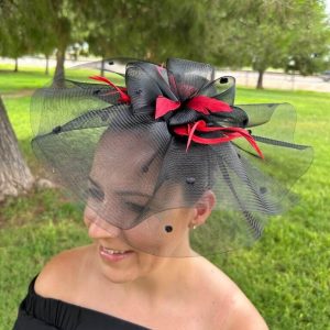 Tocado de invitada rojo y negro