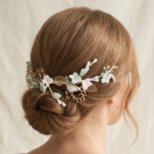 Tocado con flores y corales