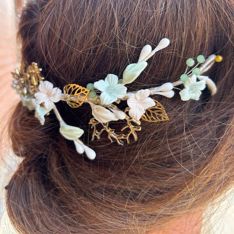 Tocado con flores y corales